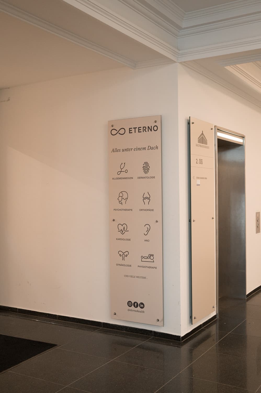 Eterno-Schild und Aufzug zum 2. Obergeschoss